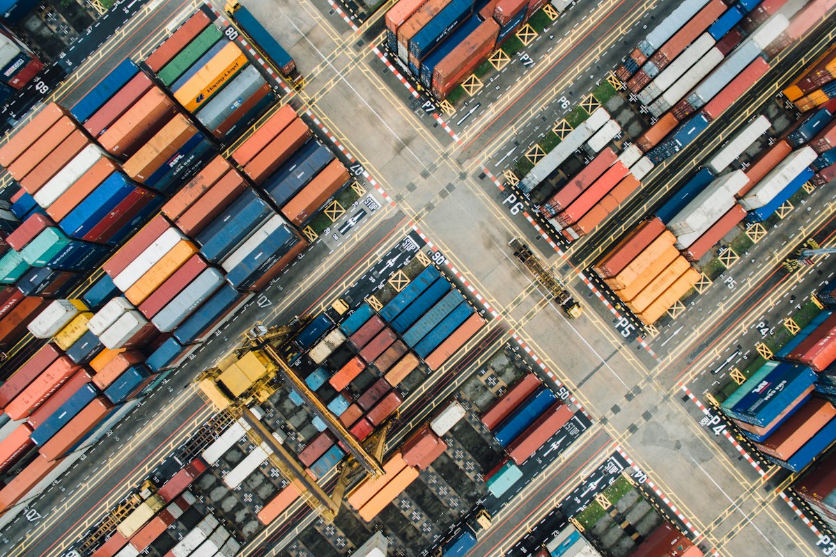 Contenedores de carga en un puerto